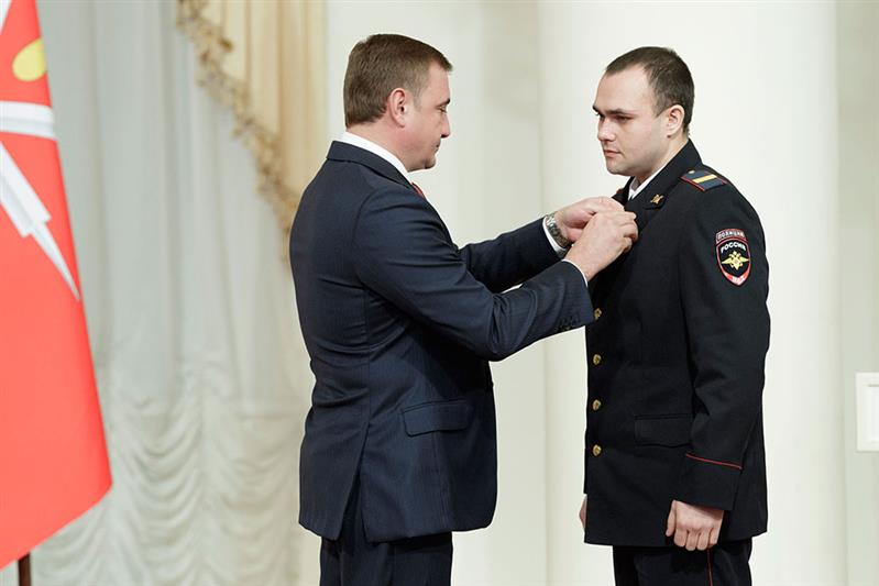 Губернатор Тульской области Алексей Дюмин вручил награды сотрудникам Росгвардии