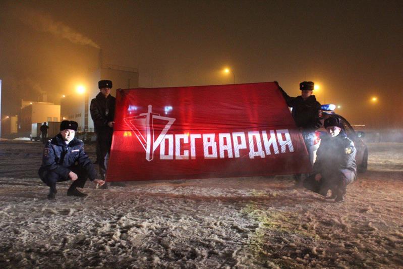 Сотрудники Росгвардии в Уфе приняли участие в масштабной новогодней поздравительной акции (фото, видео)