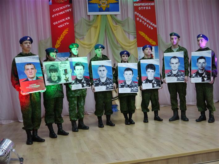 Бойцы тольяттинского ОМОНа привели к юнармейской присяге ребят из подшефного социального учреждения