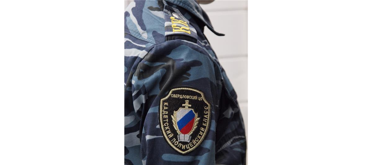 Бойцы петербургского ОМОНа провели Урок мужества для учеников кадетского класса