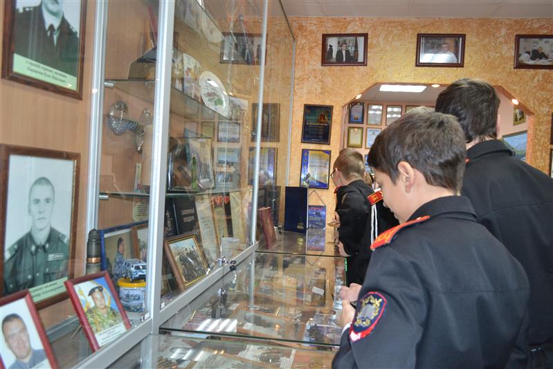 В гостях у мурманского ОМОНа побывали ученики кадетского класса 