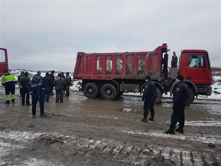 Бойцы петербургского ОМОНа оказали содействие специалистам природоохранных ведомств в пресечении незаконного сброса строительных отходов