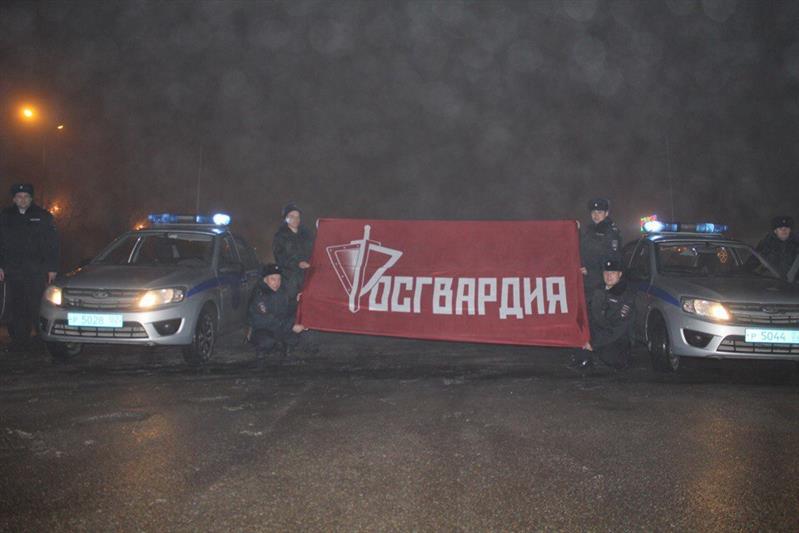Сотрудники Росгвардии в Уфе приняли участие в масштабной новогодней поздравительной акции (фото, видео)