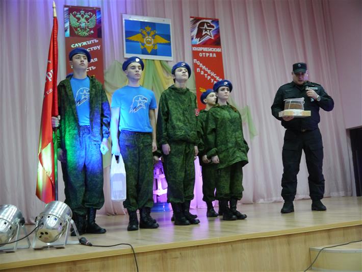 Бойцы тольяттинского ОМОНа привели к юнармейской присяге ребят из подшефного социального учреждения