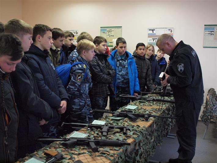 Бойцы петербургского ОМОНа провели Урок мужества для учеников кадетского класса