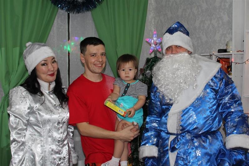Якутские росгвардейцы поздравили с наступающими праздниками детей своих сослуживцев