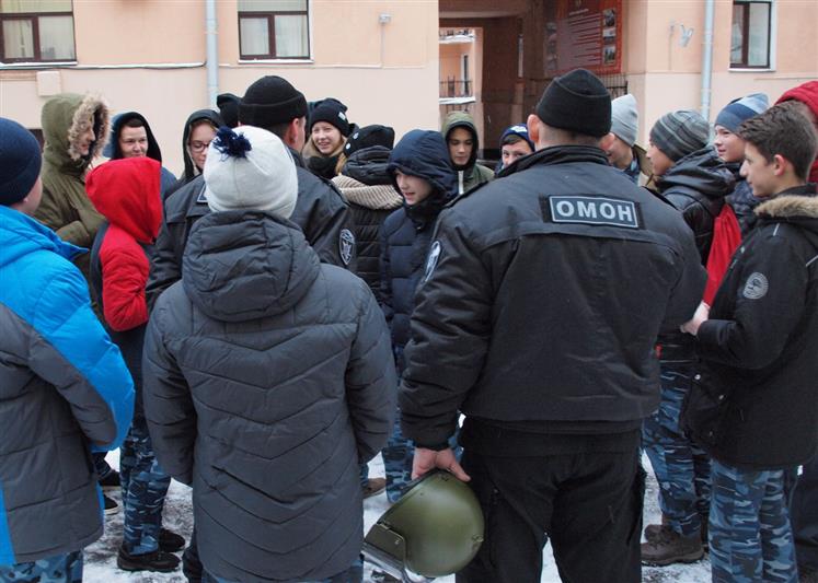 Бойцы петербургского ОМОНа провели Урок мужества для учеников кадетского класса