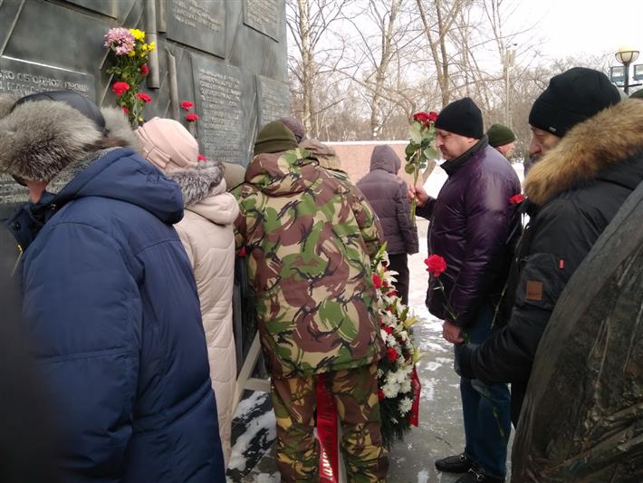 Сотрудники Росгвардии во Владивостоке почтили память погибших при исполнении служебного долга в Чеченской Республике
