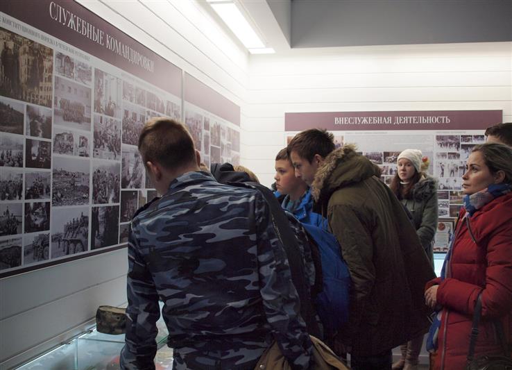 Бойцы петербургского ОМОНа провели Урок мужества для учеников кадетского класса