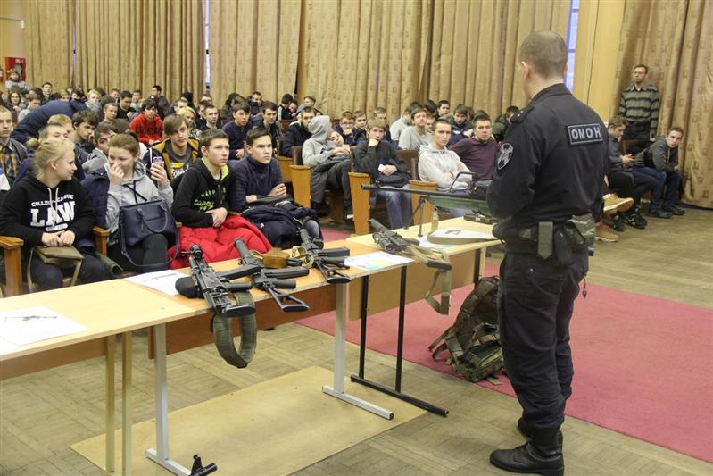 Сотрудники ОМОНа Отдела Росгвардии по Республике Карелия провели Урок мужества для учеников Петрозаводского лесотехнического техникума 