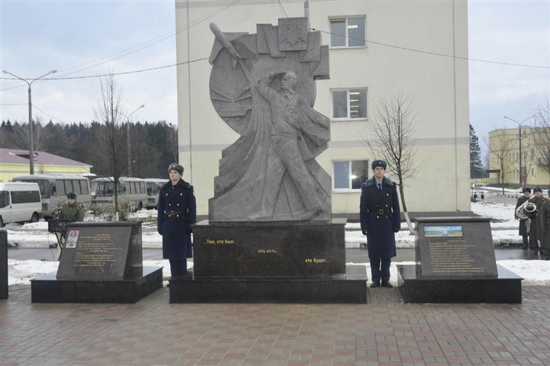 В ермолинском авиационном полку Росгвардии открыт памятник летчикам, погибшим при исполнении воинского долга