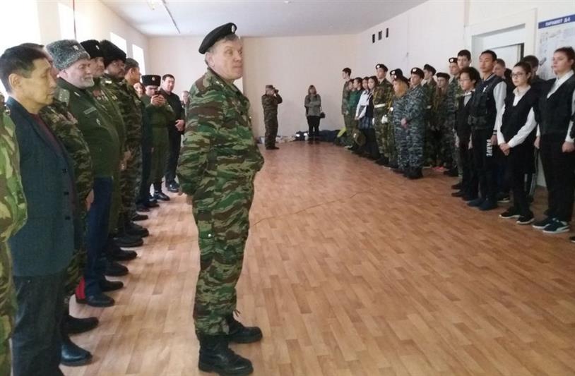 Ветераны и сотрудники якутского ОМОНа организовали для юнармейцев соревнования по военно-спортивному многоборью 