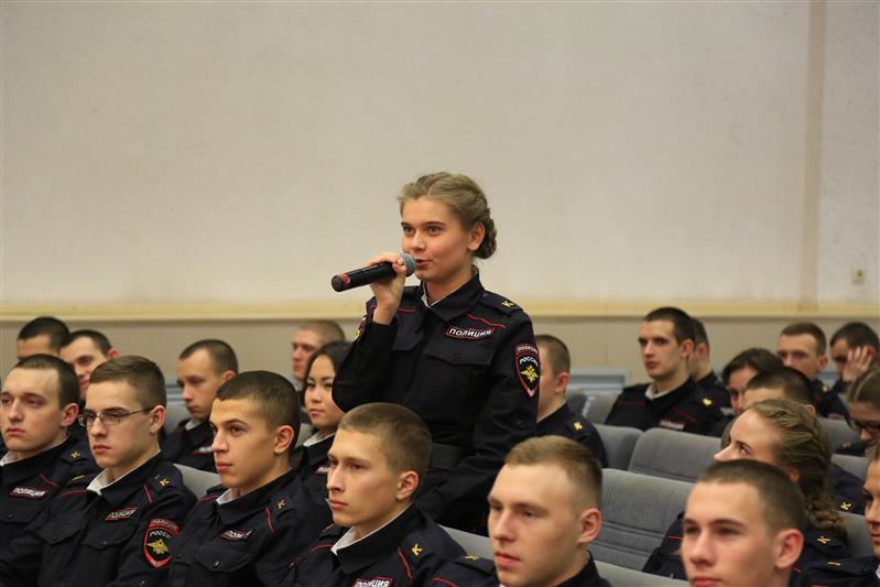 Сотрудники ОМОНа Росгвардии провели встречу с курсантами и слушателями Воронежского института МВД России