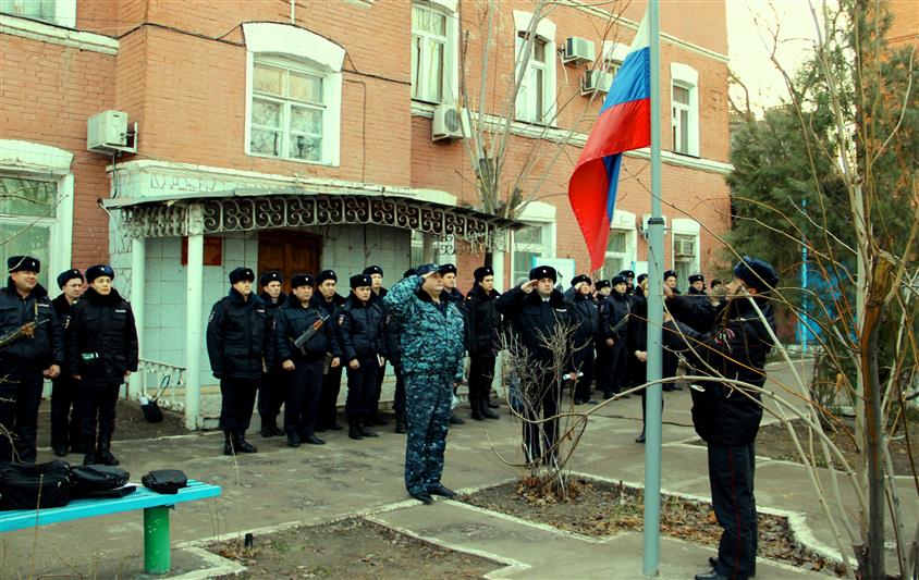 Личный состав астраханского отдела вневедомственной охраны Росгвардии отметил День Героев Отечества торжественным построением 