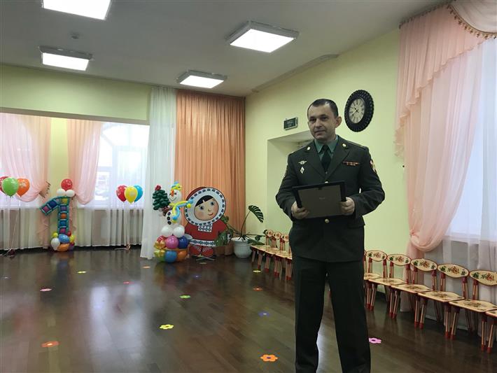 Офицеры сыктывкарского Центра подготовки личного состава Росгвардии поздравили воспитанников подведомственного детского сада с наступающим Новым годом