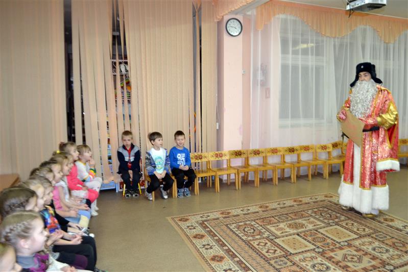 В Кирове сотрудники Росгвардии приняли участие в акции «Росгвардейский Дед Мороз»