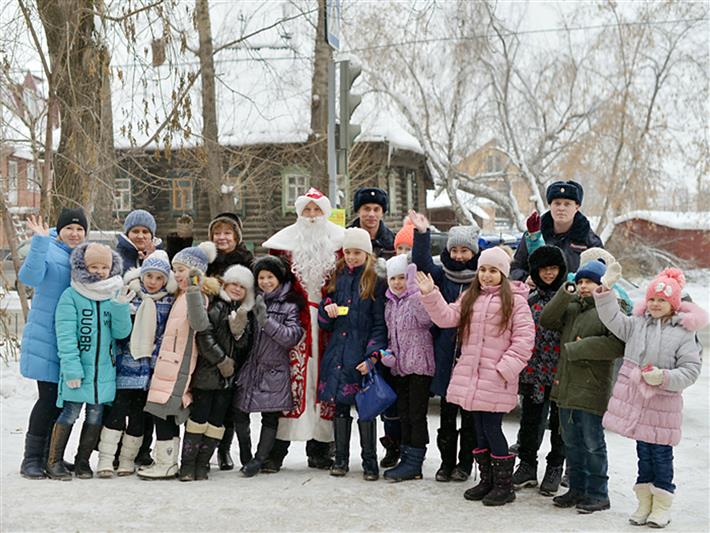 Дед Мороз из Томской Росгвардии поздравил детей у Белого озера
