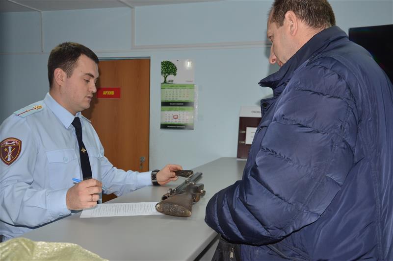 За прошедший год жители Брянской области добровольно сдали незарегистрированного оружия почти на 300 тысяч рублей