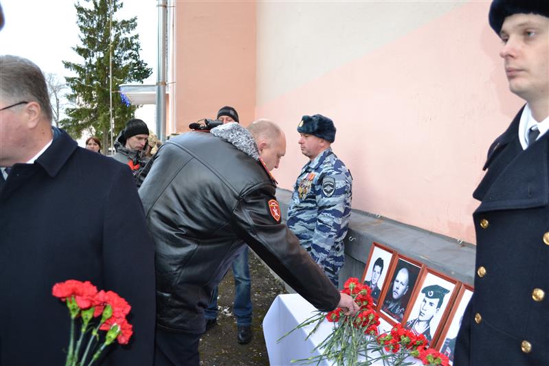 Бойцы новгородского ОМОНа приняли участие в открытии мемориальной доски в память о сотрудниках, погибших при исполнении служебного долга