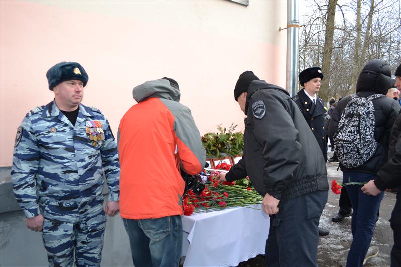 Бойцы новгородского ОМОНа приняли участие в открытии мемориальной доски в память о сотрудниках, погибших при исполнении служебного долга