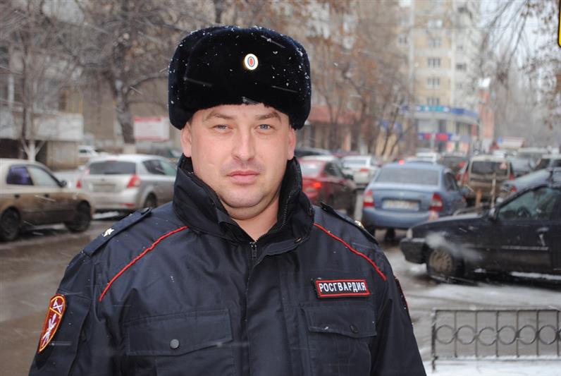 Военнослужащий Управления Росгвардии по Саратовской области оказал помощь мужчине, потерявшему сознание