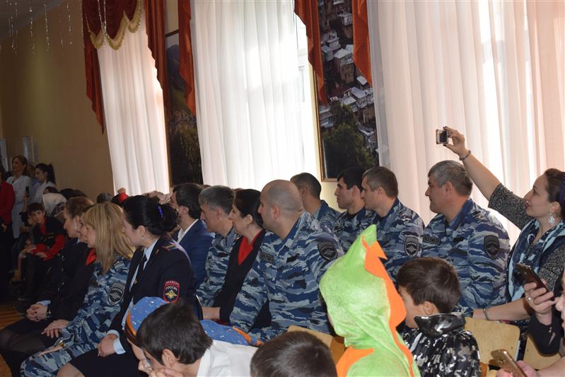 Бойцы каспийского ОМОНа провели предновогоднюю благотворительную акцию для детей, попавших в трудную жизненную ситуацию