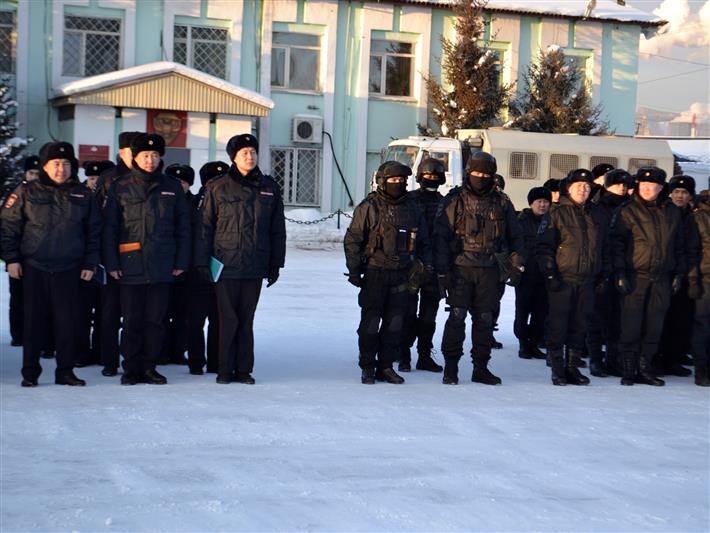 В преддверии новогодних праздников в Улан-Удэ прошел гарнизонный развод нарядов Росгвардии и МВД 