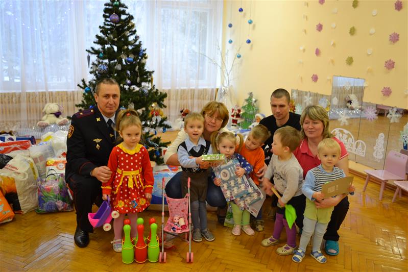 Сотрудники новгородского отдела Росгвардии поздравили воспитанников Боровичского дома ребенка с наступающим Новым годом
