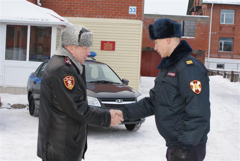 Лучшим водителям ханты-мансийского межмуниципального отдела вневедомственной охраны вручены ключи от новых служебных автомобилей