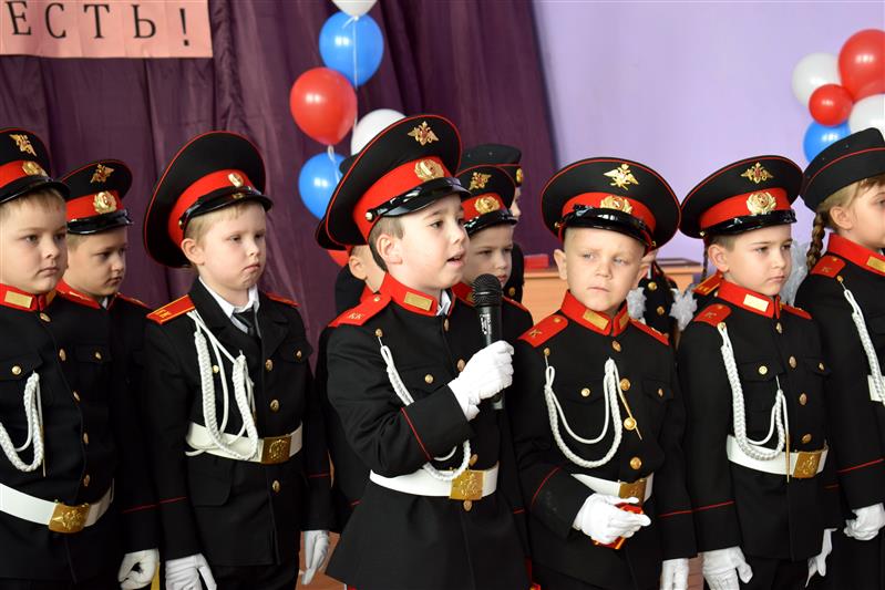 В Челябинске сотрудники Росгвардии приняли участие в церемонии посвящения школьников в кадеты