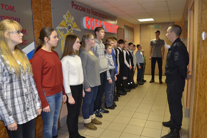 Офицеры новгородского СОБРа провели Урок мужества для юнармейцев