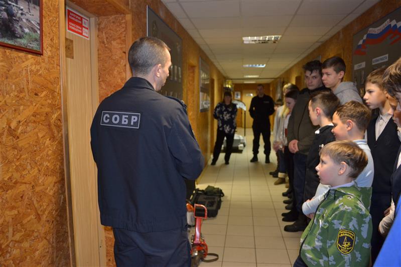 Офицеры новгородского СОБРа провели Урок мужества для юнармейцев