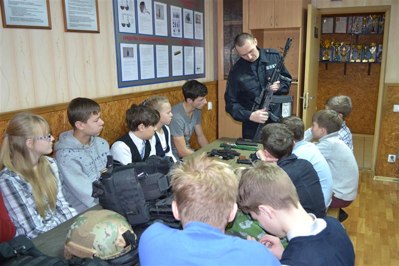 Офицеры новгородского СОБРа провели Урок мужества для юнармейцев