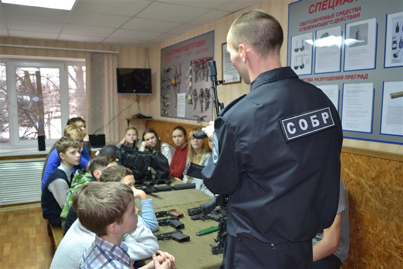Офицеры новгородского СОБРа провели Урок мужества для юнармейцев