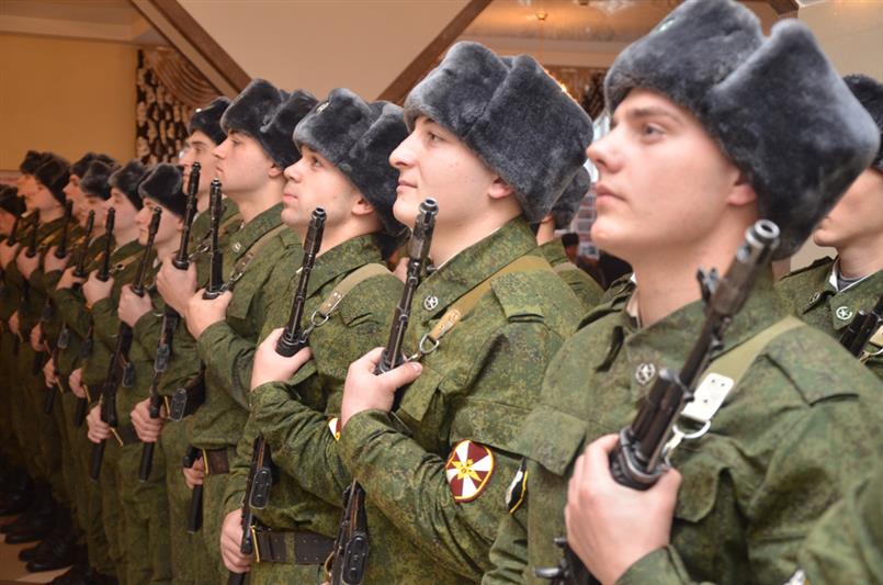 В ХАБАРОВСКЕ ВОЕННОСЛУЖАЩИЕ И СОТРУДНИКИ РОСГВАРДИИ ПОЧТИЛИ ПАМЯТЬ ГЕРОЕВ ОТЕЧЕСТВА