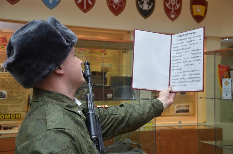 В ХАБАРОВСКЕ ВОЕННОСЛУЖАЩИЕ И СОТРУДНИКИ РОСГВАРДИИ ПОЧТИЛИ ПАМЯТЬ ГЕРОЕВ ОТЕЧЕСТВА