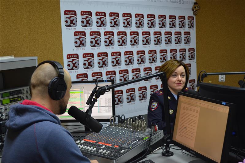 Начальник новгородского отделения лицензионно-разрешительной работы Росгвардии выступила в прямом эфире региональной радиостанции