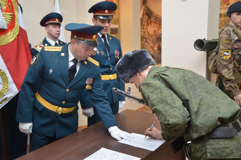 В ХАБАРОВСКЕ ВОЕННОСЛУЖАЩИЕ И СОТРУДНИКИ РОСГВАРДИИ ПОЧТИЛИ ПАМЯТЬ ГЕРОЕВ ОТЕЧЕСТВА
