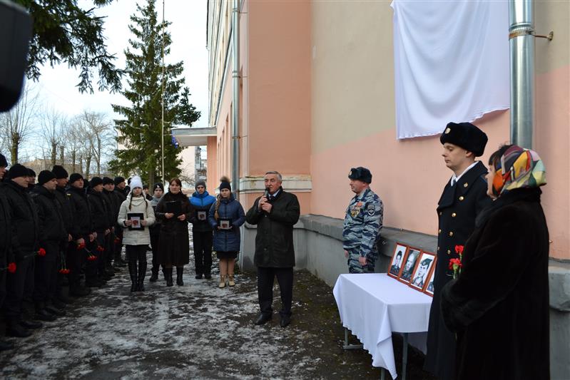 Бойцы новгородского ОМОНа приняли участие в открытии мемориальной доски в память о сотрудниках, погибших при исполнении служебного долга