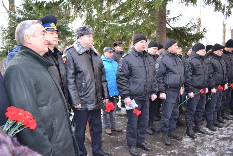 Бойцы новгородского ОМОНа приняли участие в открытии мемориальной доски в память о сотрудниках, погибших при исполнении служебного долга