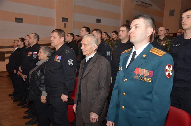 В ХАБАРОВСКЕ ВОЕННОСЛУЖАЩИЕ И СОТРУДНИКИ РОСГВАРДИИ ПОЧТИЛИ ПАМЯТЬ ГЕРОЕВ ОТЕЧЕСТВА