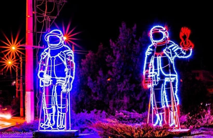 В Севастополе сотрудники Росгвардии предотвратили порчу дорогостоящей городской иллюминации, установленной к новогоднему празднику