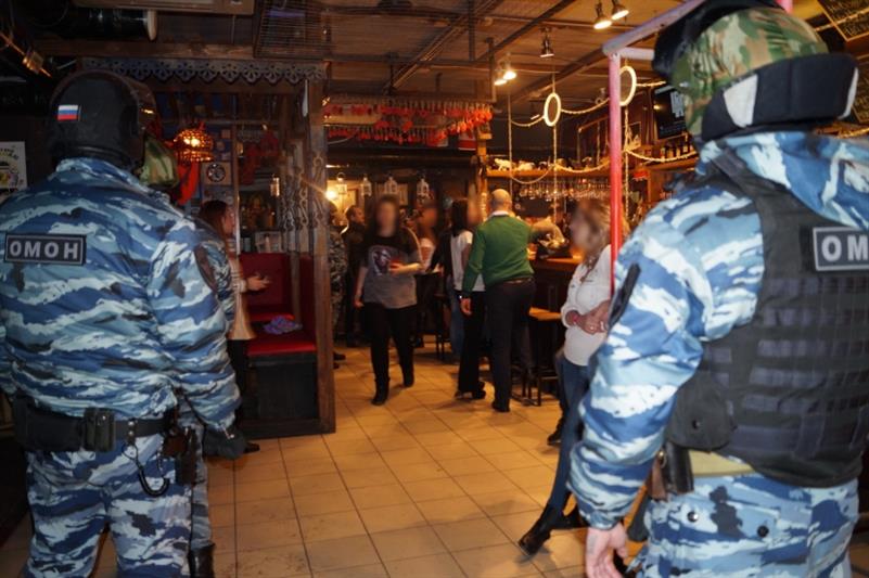 При силовой поддержке мурманского ОМОНа  из незаконного оборота изъято более 400 литров алкоголя