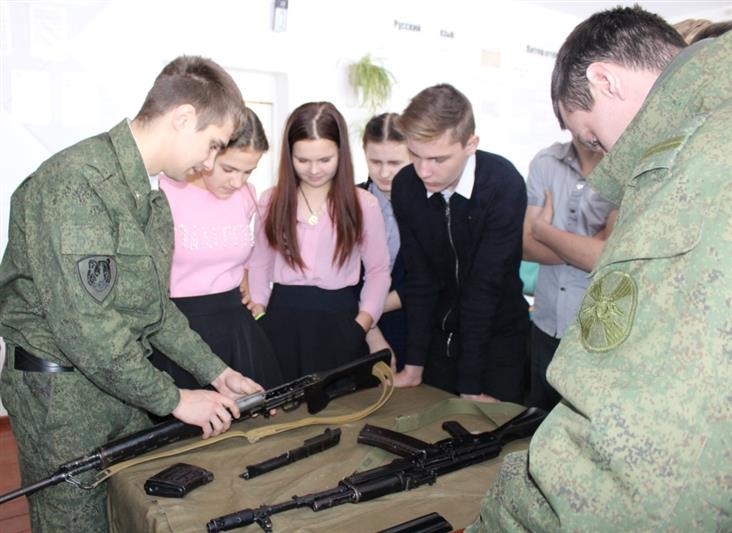 Военнослужащие Росгвардии провели открытые уроки мужества в одном из сел Приморского края