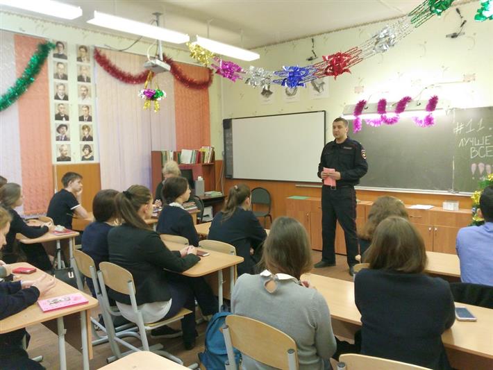 В Мурманской области сотрудники Росгвардии провели урок профессиональной ориентации для выпускников школ
