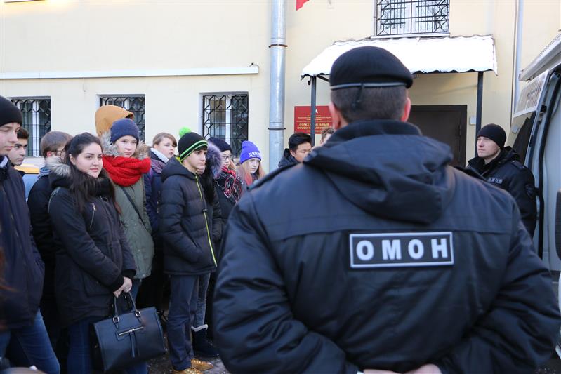 Петербургские школьники побывали в гостях у транспортного ОМОНа 