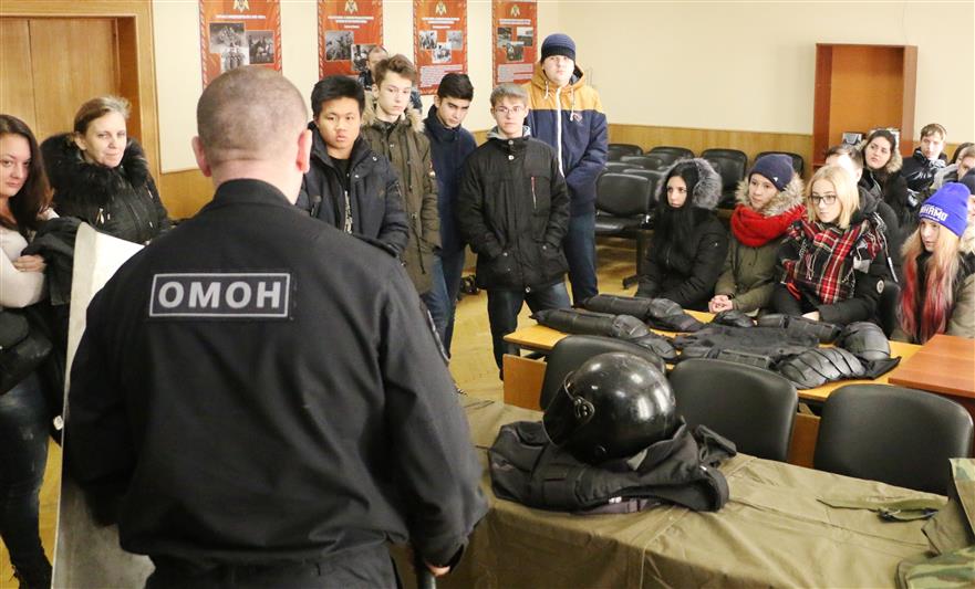 Петербургские школьники побывали в гостях у транспортного ОМОНа 