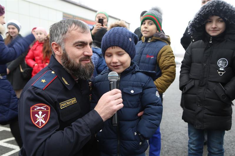 В Чеченской Республике начальник территориального управления Росгвардии поздравил с наступающим Новым Годом детей сотрудников