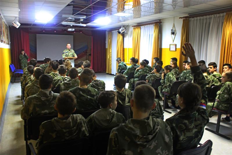 Бойцы самарского СОБРа провели военно-патриотическое мероприятие   для воспитанников детского центра 