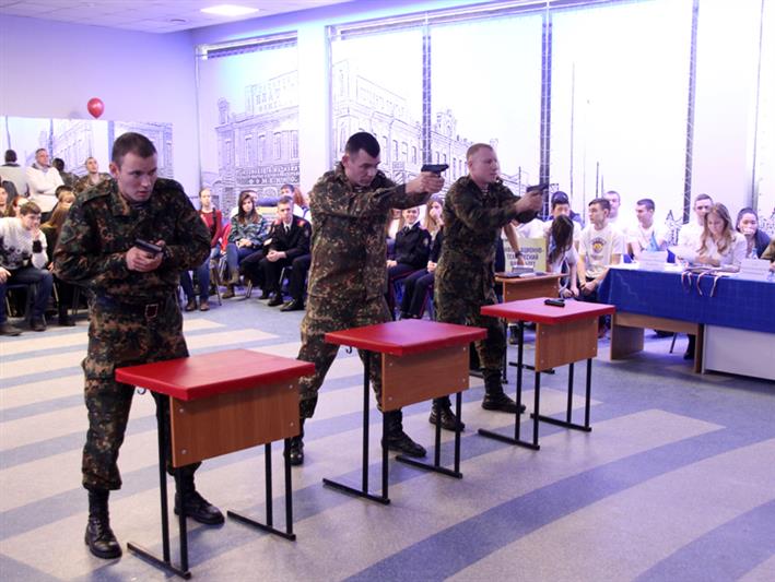 В Новосибирске состоялся турнир по стрельбе из оптико-электронного оружия памяти сержанта Дмитрия Илюхина, погибшего при исполнении воинского долга